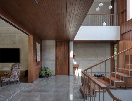 The House of Parallel Walls